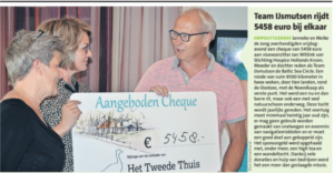 Overhandiging cheque team IJsmutsen aan Hospice voorzitter Jan Wittink.