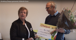 Cheque gemeente Hollands Kroon aan hospice Het Tweede Thuis