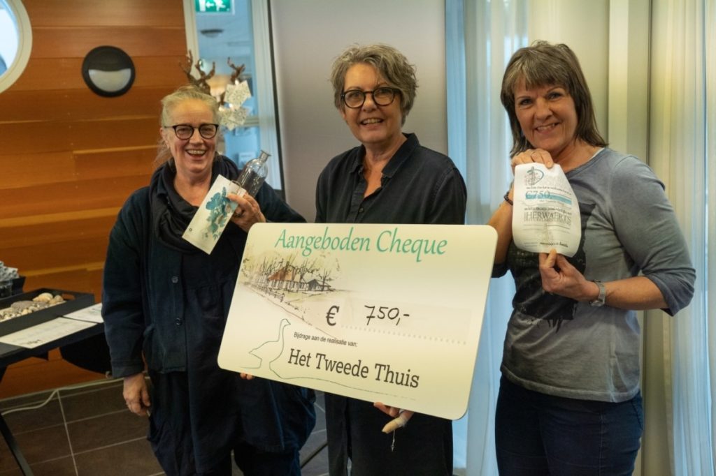 Karin Smits, ritueelbegeleider, overhandigt cheque €750,=.